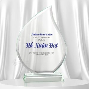 Cúp pha lê nhân viên của năm