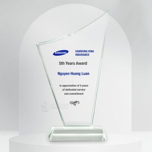 Cúp pha lê 5 năm cho nhân viên