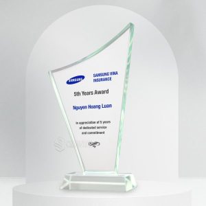 Cúp pha lê cánh buồm 5 năm cho nhân viên